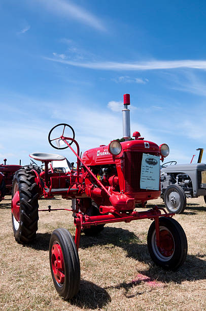 mc cormick internacional de 1954 - agricultural machinery retro revival summer farm imagens e fotografias de stock