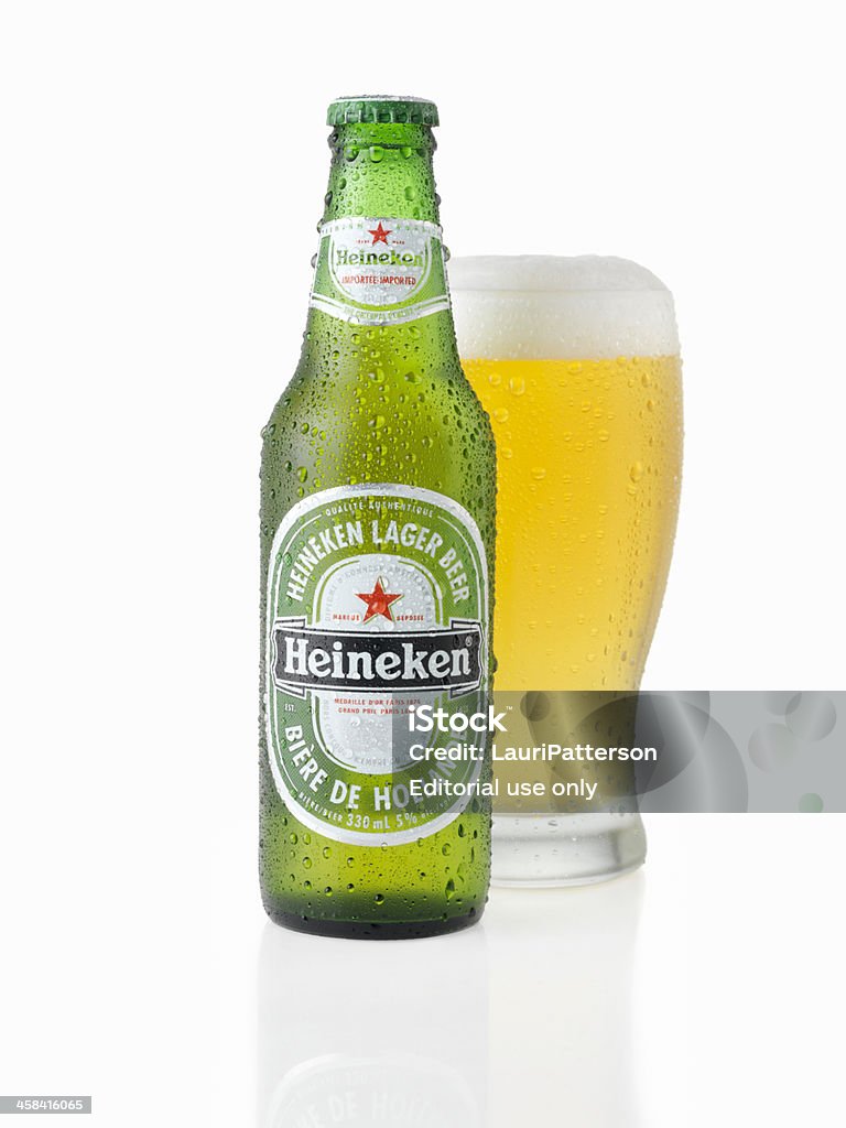 빙판 춥다 병과 잔을 Heineken 맥주 - 로열티 프리 Heineken 스톡 사진