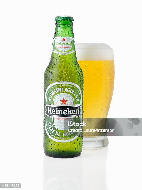 Gelo Frio Garrafa E Copo Com Cerveja Heineken - Fotografias de stock e mais imagens de Heineken - Heineken, Bebida, Bebida Alcoólica
