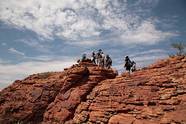 킹스 캐년 산책 - uluru alice springs australia australian culture 뉴스 사진 이미지