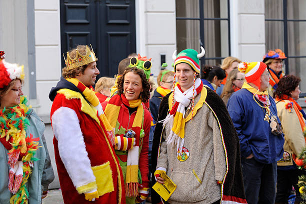 farbenfrohe menschen zu beobachten der jährlichen faschingsparade in's-hertogenbosch - people togetherness group of people editorial stock-fotos und bilder
