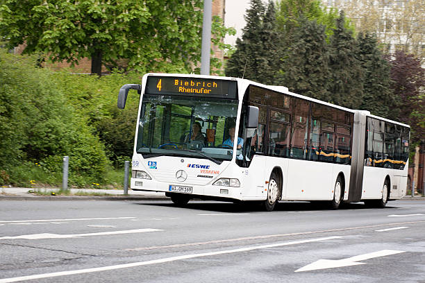 usługi publicznej pojazd eswe wiesbaden - bus speed transportation public utility zdjęcia i obrazy z banku zdjęć