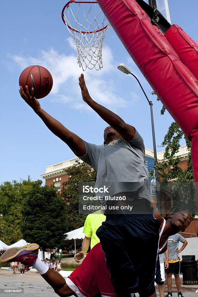 Homem dispara inverter lançamento junto ao cesto no torneio de basquete de rua ao ar livre - Royalty-free Alfalto Foto de stock