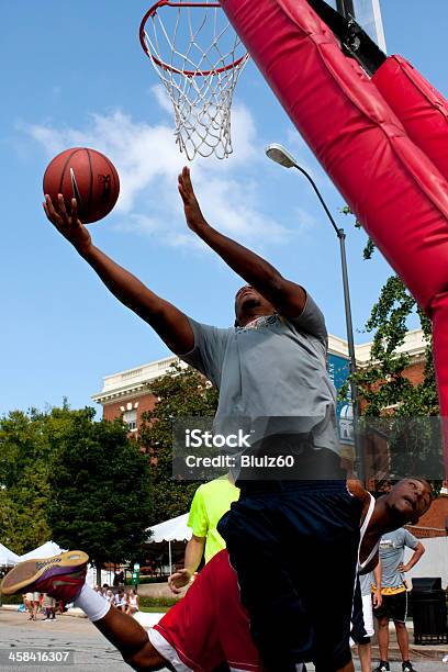 Homem Dispara Inverter Lançamento Junto Ao Cesto No Torneio De Basquete De Rua Ao Ar Livre - Fotografias de stock e mais imagens de Alfalto