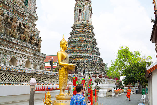 dandering in wat arun-tempel - wat arun buddhism temple stone stock-fotos und bilder