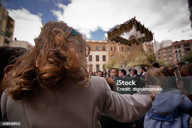 Blonde Mädchen Mit Einer Postkarte Der Virgin Mary Stockfoto und mehr Bilder von Andalusien - Andalusien, Büßer, Christentum