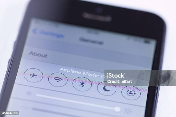 Ecrã Iphone 5 Da Apple E Novo Centro De Controlo - Fotografias de stock e mais imagens de Modo de avião - Modo de avião, Telefone, Telefone Móvel
