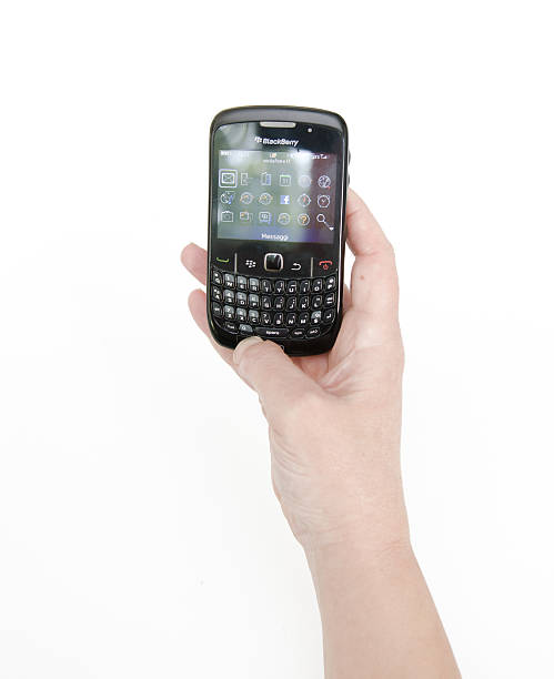 ręka trzyma smartfona blackberry z aplikacji na facebook.com. - blackberry mobile phone smart phone human hand zdjęcia i obrazy z banku zdjęć