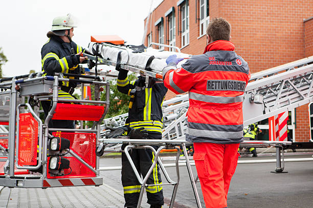 alemán bomberos y servicio de ambulancia - action fire department car men fotografías e imágenes de stock