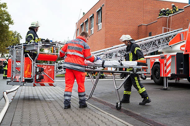 alemán bomberos y servicio de ambulancia - action fire department car men fotografías e imágenes de stock