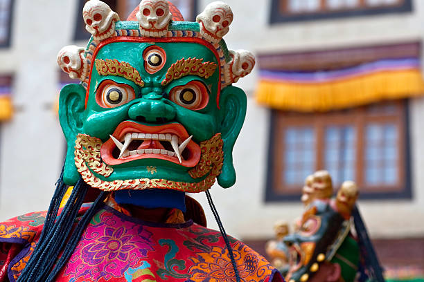 챔 댄서 - traditional festival ladakh ethnic music india 뉴스 사진 이미지