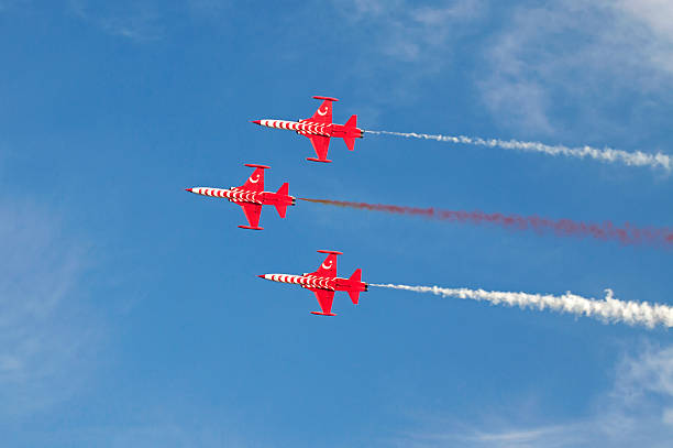 força aérea turca equipe de acrobacias - fighter plane teamwork airplane air force - fotografias e filmes do acervo