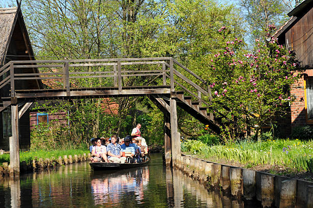 ボートでの観光客でチャンネル spreewald （ドイツ） - シュプレーヴァルト ストックフォトと画像