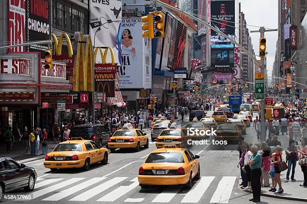 Такси На Таймссквер В Дневное Время Xxl — стоковые фотографии и другие картинки McDonald's - McDonald's, Автомобиль, Большая группа людей