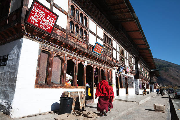 buddyjscy w czerwony fartuchy w paro, bhutan - bhutan paro monk town zdjęcia i obrazy z banku zdjęć