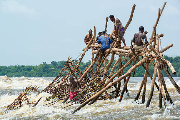 漁師の wagenia 滝、キサンガニ、コンゴ川 - congo river ストックフォトと画像