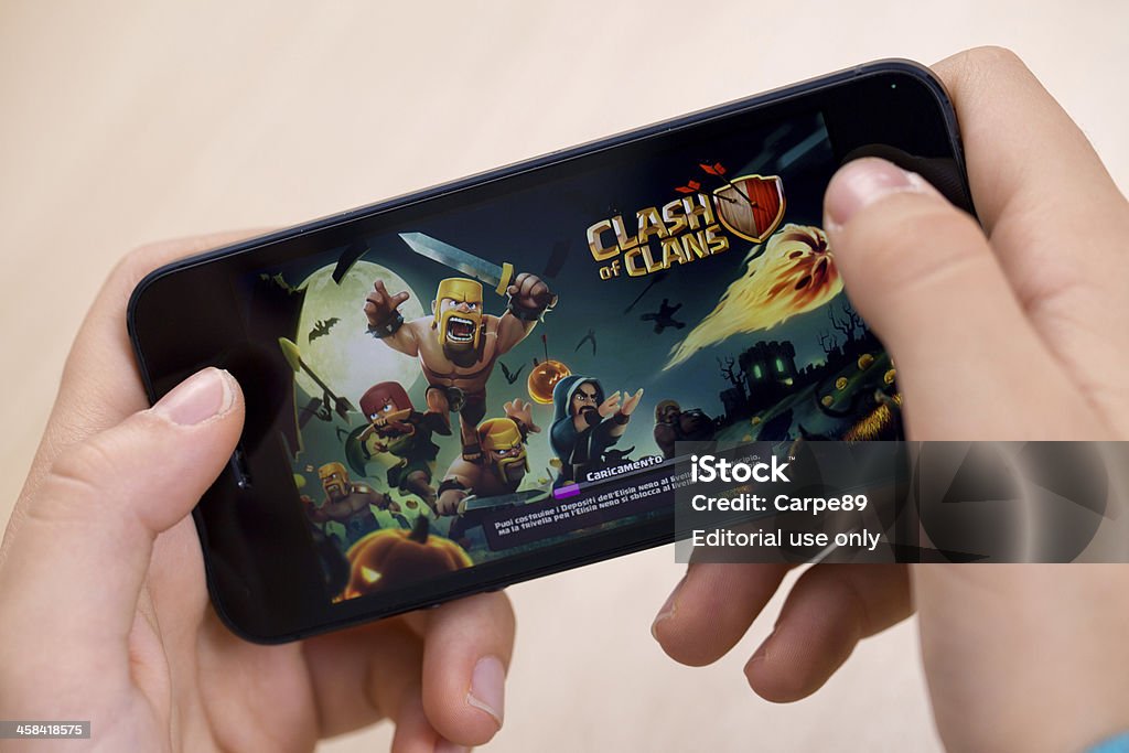 Conflicto de Clans en Iphone 5 en IOS 7 - Foto de stock de Adulto libre de derechos