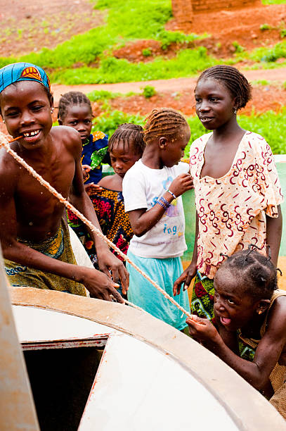 gran cantidad de agua - baby child poverty water fotografías e imágenes de stock