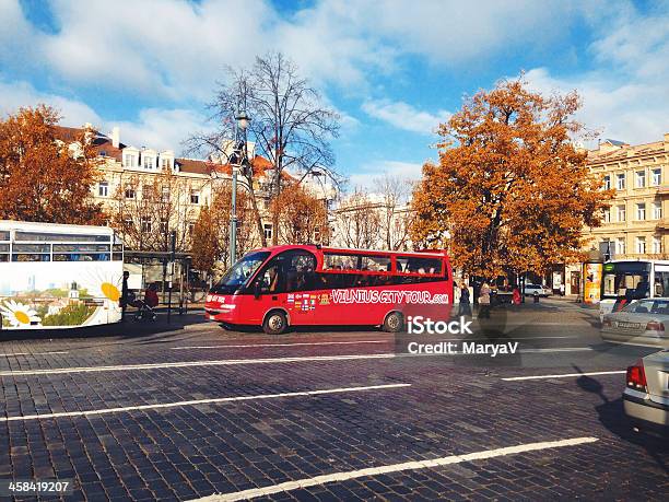 Tour Della Città Di Vilnius Autobus - Fotografie stock e altre immagini di Ambientazione esterna - Ambientazione esterna, Arancione, Architettura