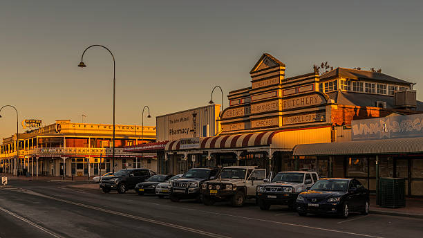 cobar historique shopfronts et great western hotel (1898) au crépuscule - australian culture photos et images de collection