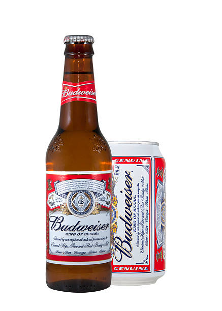 botella de cerveza budweiser y puede - budweiser fotografías e imágenes de stock