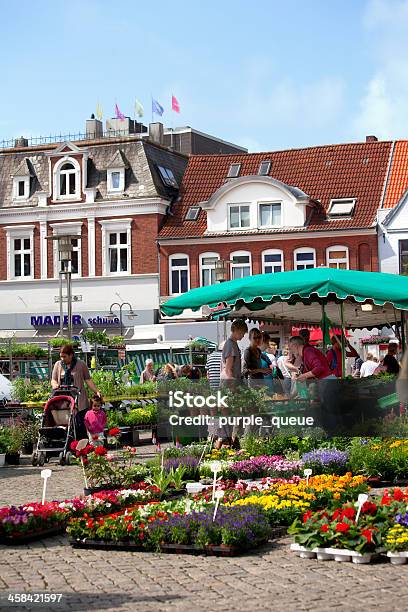 Flor Y Verduras En El Mercado Husum En Schleswigholsteinfriesian Foto de stock y más banco de imágenes de Adulación