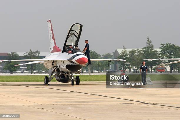 Usaf Thunderbirds Получение Подготовлена For Take Off — стоковые фотографии и другие картинки F-16 Файтинг Фалкон