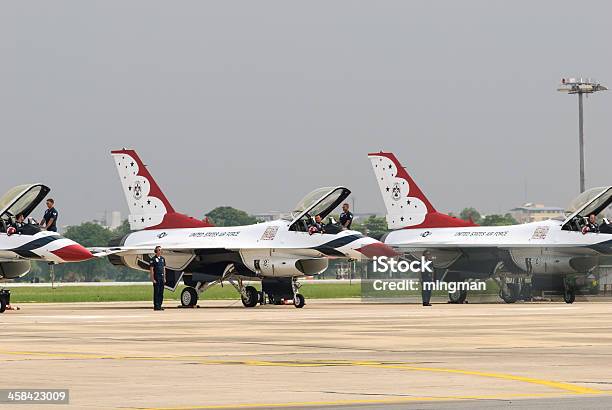 Usaf Thunderbirds アクセス離陸準備をした - アエロバティックスのストックフォトや画像を多数ご用意 - アエロバティックス, アメリカ合衆国, アメリカ文化