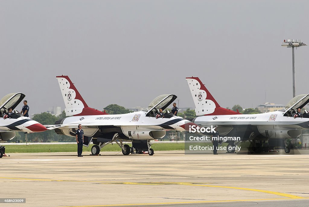 USAF Thunderbirds получение подготовлена for take off» - Стоковые фото F-16 Файтинг Фалкон роялти-фри