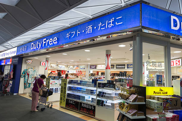 duty-free shop in internationaler flughafen chubu centrair - chubu centrair international airport stock-fotos und bilder