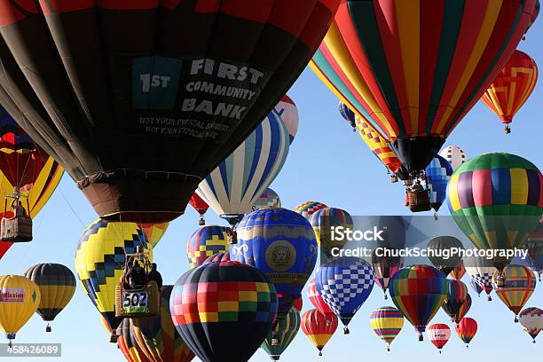 Gorące Powietrze Balony Masa Startowa - zdjęcia stockowe i więcej obrazów Albuquerque - Stan Nowy Meksyk - Albuquerque - Stan Nowy Meksyk, Albuquerque International Balloon Fiesta, Balon na ogrzane powietrze