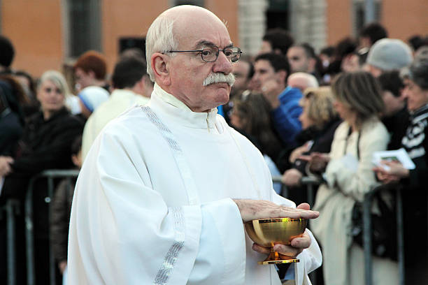 communion pendant le règlement de pape francis, st. john, rome - bergoglio photos et images de collection