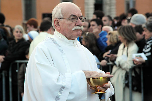 comunhão durante a liquidação de papa francisco, saint john, roma - bergoglio imagens e fotografias de stock