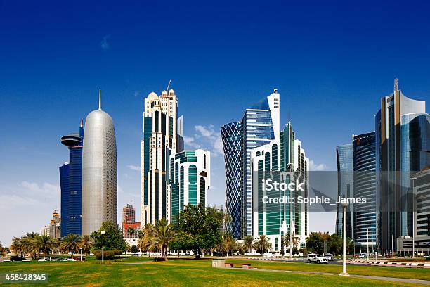 Doha Corniche Znany Również Jako Dzielnicy West Bay W Katarze - zdjęcia stockowe i więcej obrazów Ad-Dauha
