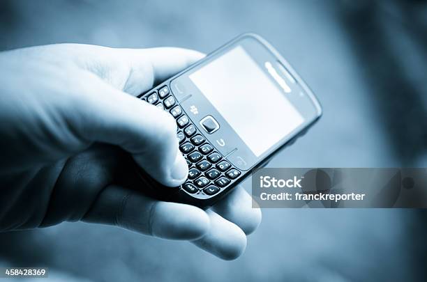 Foto de Mão Segurando Um Smartphone Blackberry Com Facebookcom Aplicativos e mais fotos de stock de Amora-preta