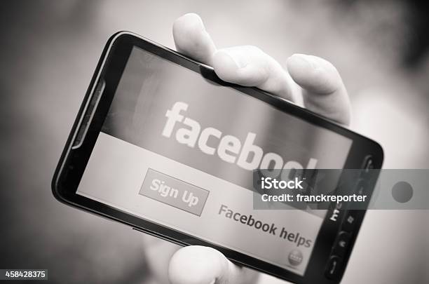 Accesso Facebooking Su Smarthphone Log - Fotografie stock e altre immagini di .com - .com, Accesso al sistema, Applicazione mobile