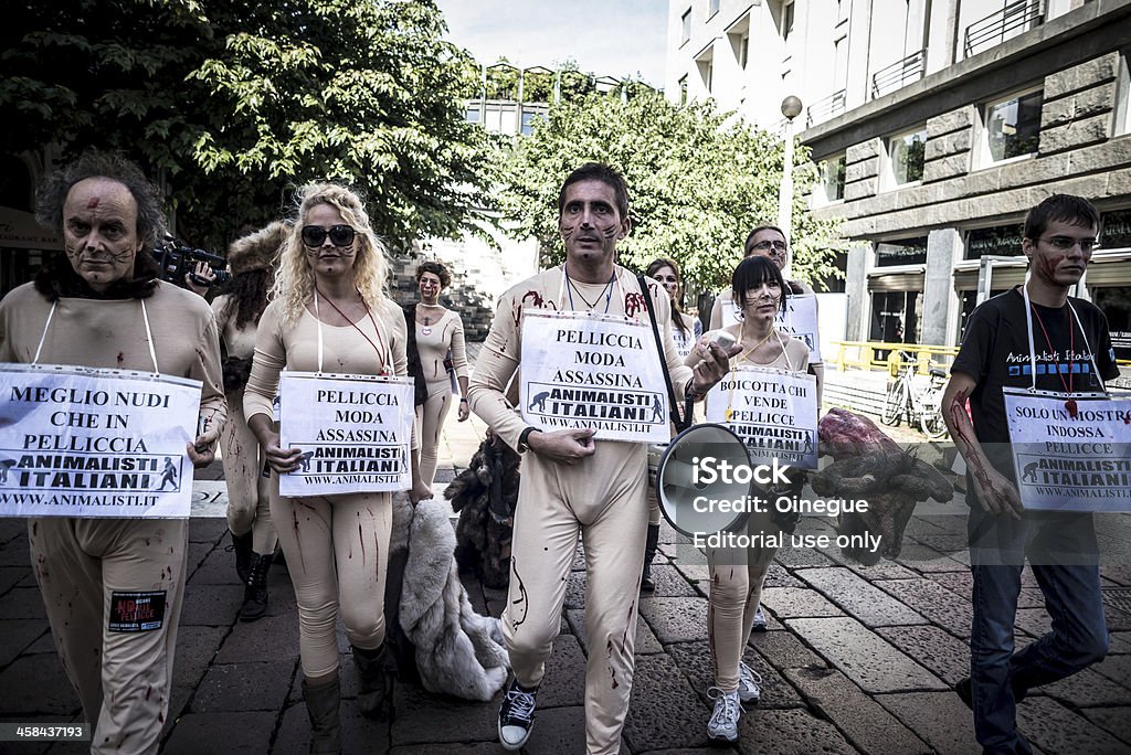 Animalisti Italiani 抗議アゲインストミラノファッションウィークで Septem - ファッションのロイヤリティフリーストックフォト