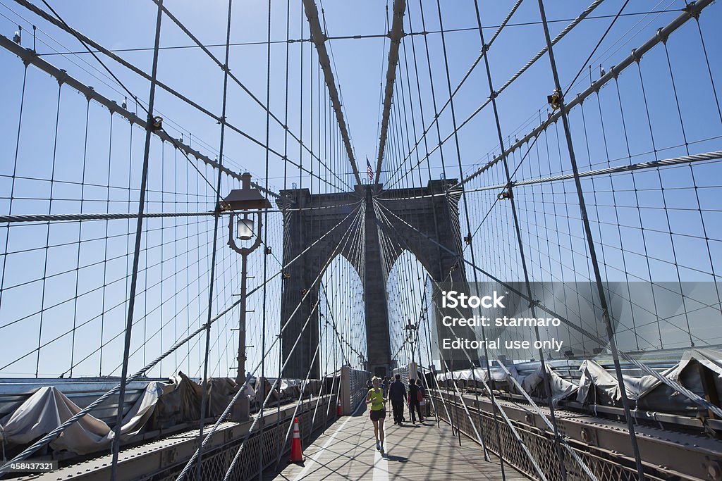 Esecuzione sul Ponte di Brooklyn - Foto stock royalty-free di Industria edile