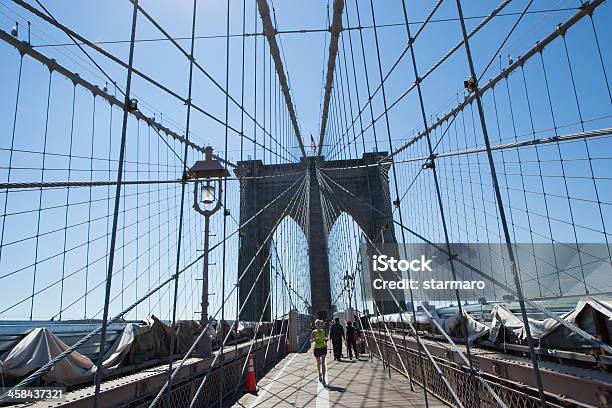 Esecuzione Sul Ponte Di Brooklyn - Fotografie stock e altre immagini di Industria edile - Industria edile, Ponte di Brooklyn, Acqua