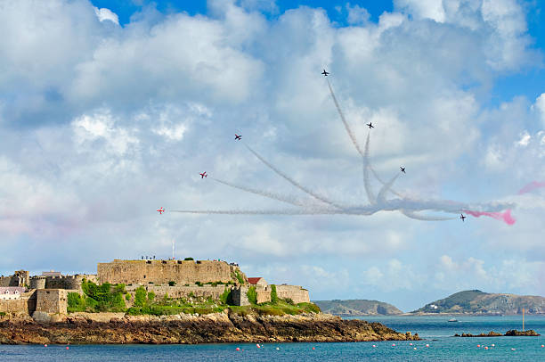 guernsey de visualização - stunt airplane air air vehicle imagens e fotografias de stock