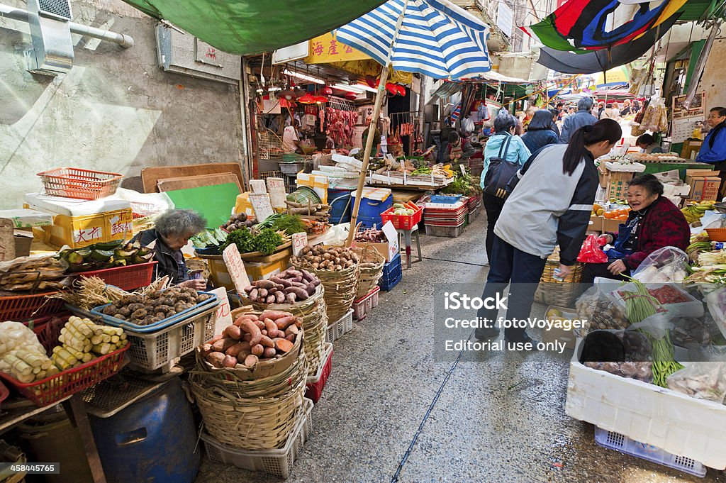 Épicerie vendant des légumes rue animée de Hong Kong, en Chine - Photo de Adulte libre de droits