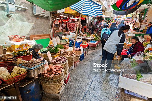 Photo libre de droit de Épicerie Vendant Des Légumes Rue Animée De Hong Kong En Chine banque d'images et plus d'images libres de droit de Adulte