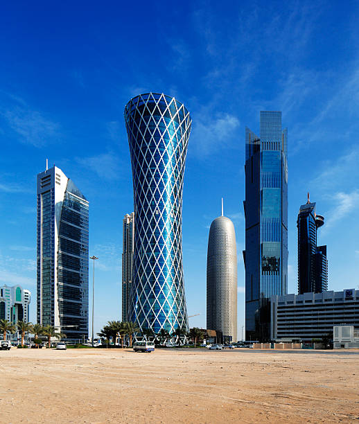 200 m hohen tornado tower" in die west bay von doha" - museum of islamic art doha stock-fotos und bilder