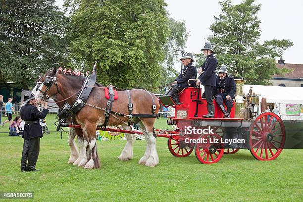 Photo libre de droit de Clydesdale Chevaux Tirant Un Camion De Pompiers banque d'images et plus d'images libres de droit de Animaux au travail - Animaux au travail, Caserne de pompiers, Cheval