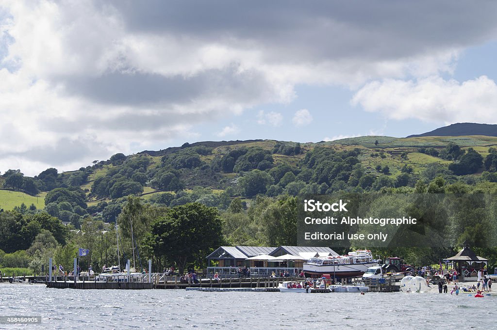 Centro de deportes acuáticos en la ribera de Coniston agua - Foto de stock de Coniston libre de derechos