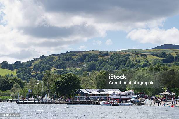 Centro De Deportes Acuáticos En La Ribera De Coniston Agua Foto de stock y más banco de imágenes de Coniston