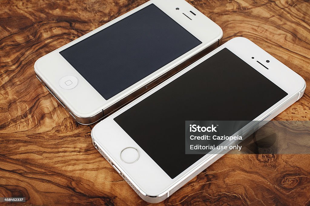 Argent iPhone 5 et 4s Comparaison - Photo de Apple Incorporated libre de droits