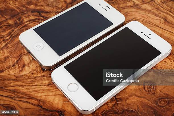 Photo libre de droit de Argent Iphone 5 Et 4s Comparaison banque d'images et plus d'images libres de droit de Apple Incorporated - Apple Incorporated, Bouton poussoir, Chiffre 4