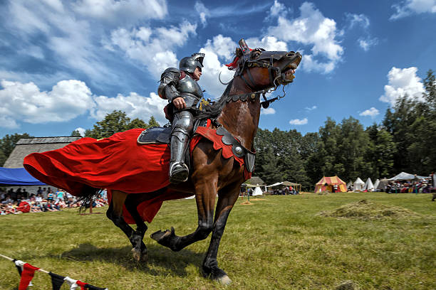 chevalier médiéval à cheval - chorzow photos et images de collection