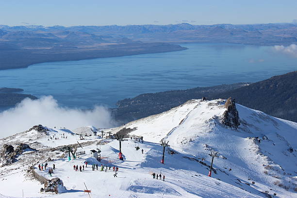 cerro catedral de la estación de esquí y gutierrez lago patagonia - neuquén fotografías e imágenes de stock